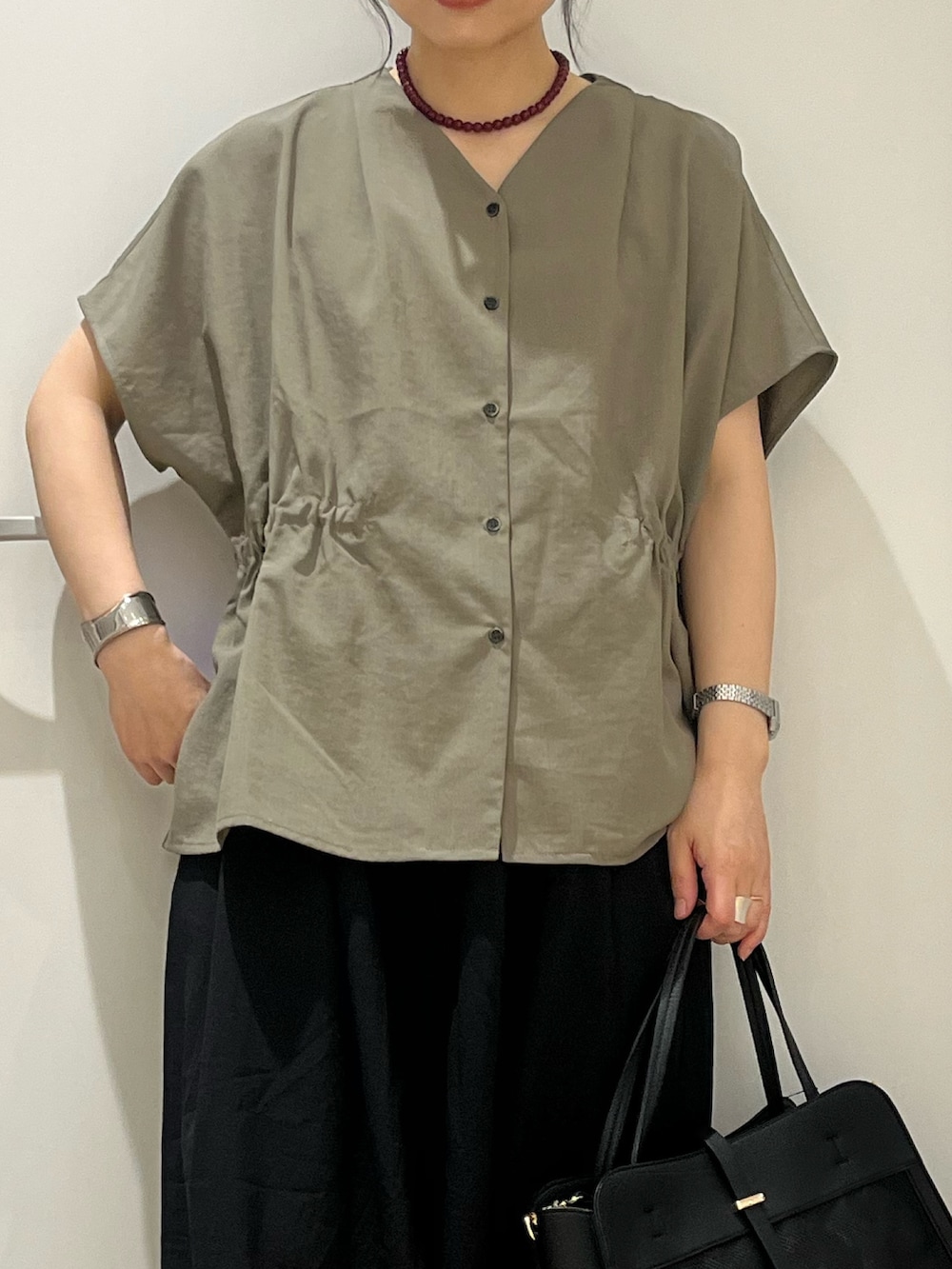 グリーン系のシャツ/ブラウス、ブラック系のその他パンツ、ブラック系のショルダーバッグを着用したレディースの夏コーディネートの2枚目の写真