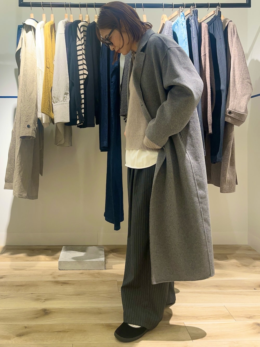 ベージュ系のニット/セーター、その他のその他パンツ、ホワイト系のTシャツ/カットソーを着用したレディースの秋コーディネートの2枚目の写真