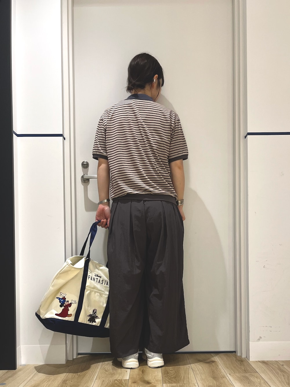 グレー系のポロシャツ、グレー系のその他パンツ、ホワイト系のスニーカーを着用したレディースの夏コーディネートの3枚目の写真