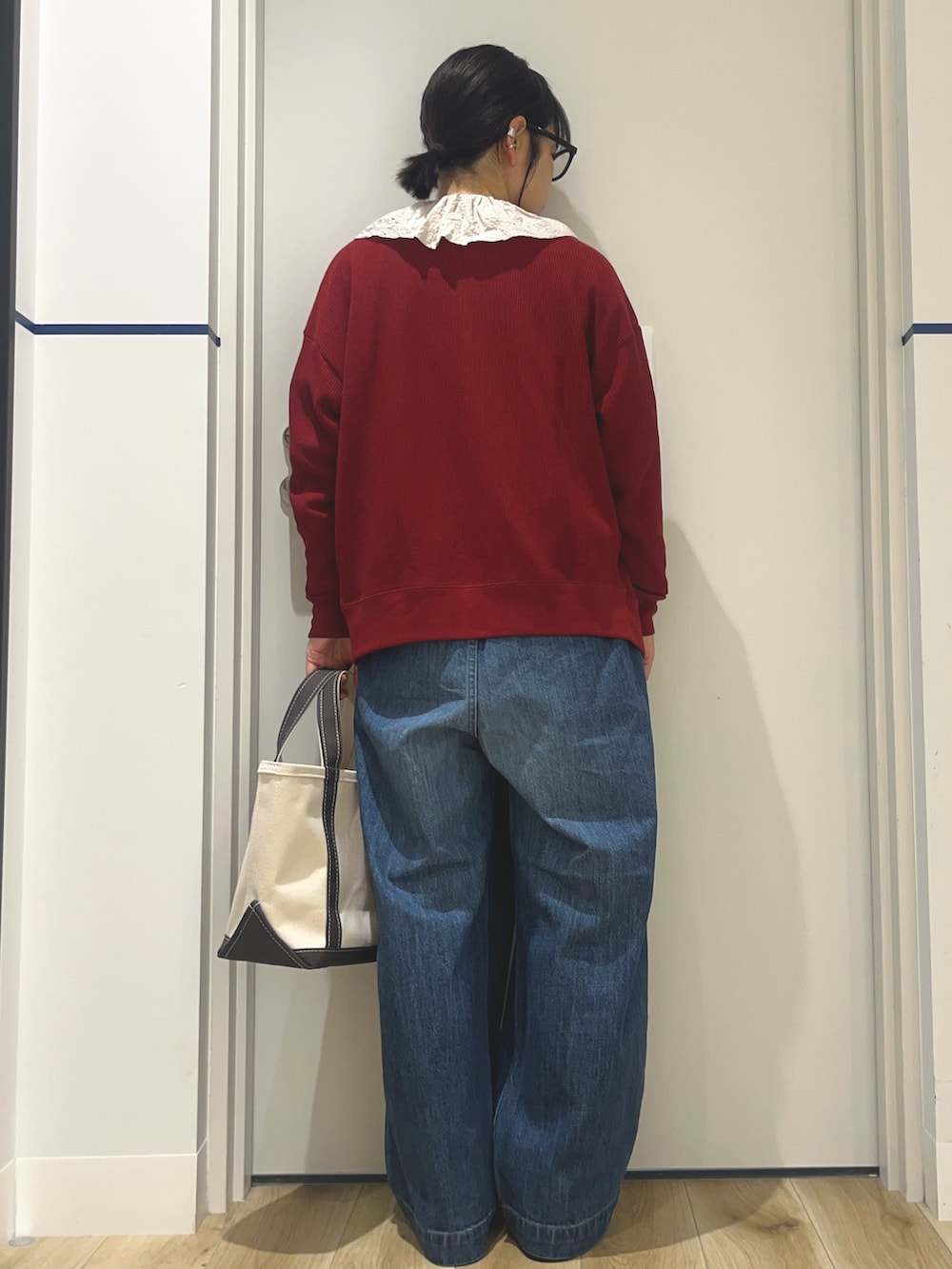 ブルー系のデニムパンツ、ブラック系のローファー、グレー系のトートバッグを着用したレディースの秋コーディネートの3枚目の写真