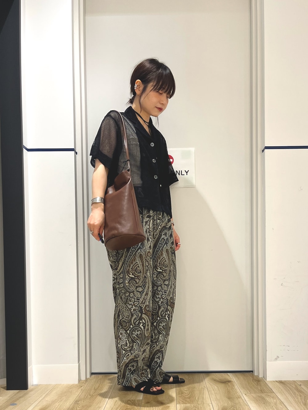 ブラック系のサンダル、ブラウン系のその他パンツ、ブラック系のシャツ/ブラウスを着用したレディースの夏コーディネートの2枚目の写真
