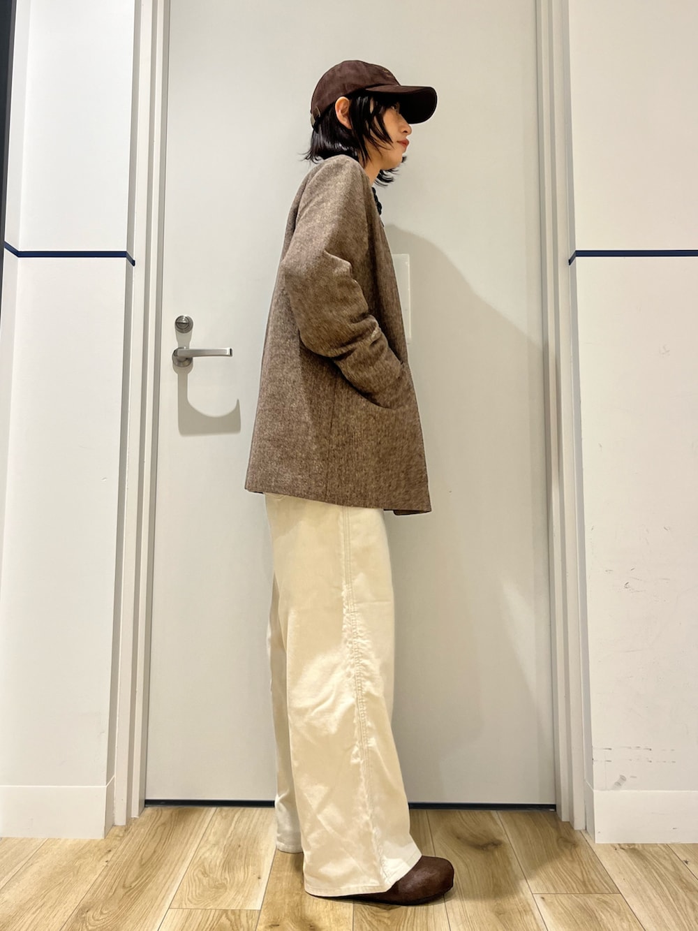 ブラウン系のその他シューズ、ホワイト系のその他パンツ、ブラウン系のノーカラージャケットを着用したレディースの秋コーディネートの2枚目の写真