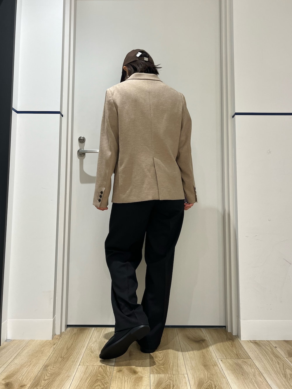 ベージュ系のその他アウター、ブラック系のローファー、ブラック系のその他パンツを着用したレディースの春コーディネートの2枚目の写真