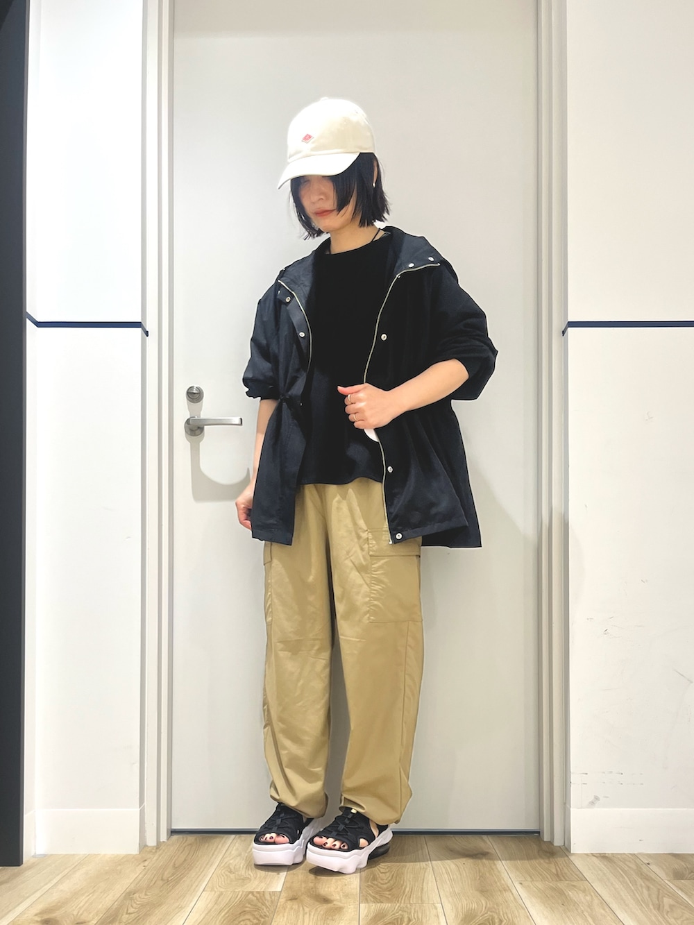 ブラック系のその他アウター、ブラック系のTシャツ/カットソー、ベージュ系のその他パンツを着用したレディースの夏コーディネートの2枚目の写真