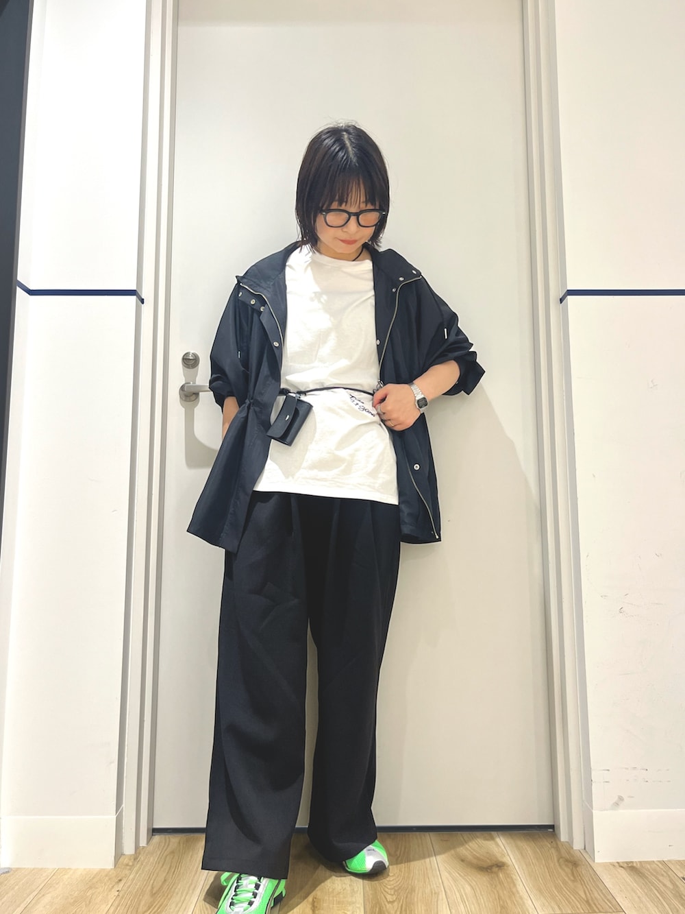 グリーン系のスニーカー、ブラック系のその他パンツ、ホワイト系のTシャツ/カットソーを着用したレディースの秋コーディネートの2枚目の写真