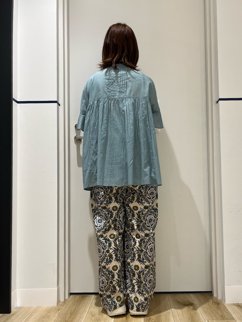 ブルー系のシャツ/ブラウス、ベージュ系のその他パンツ、ブラウン系のかごバッグを着用したレディースの春コーディネートの3枚目の写真