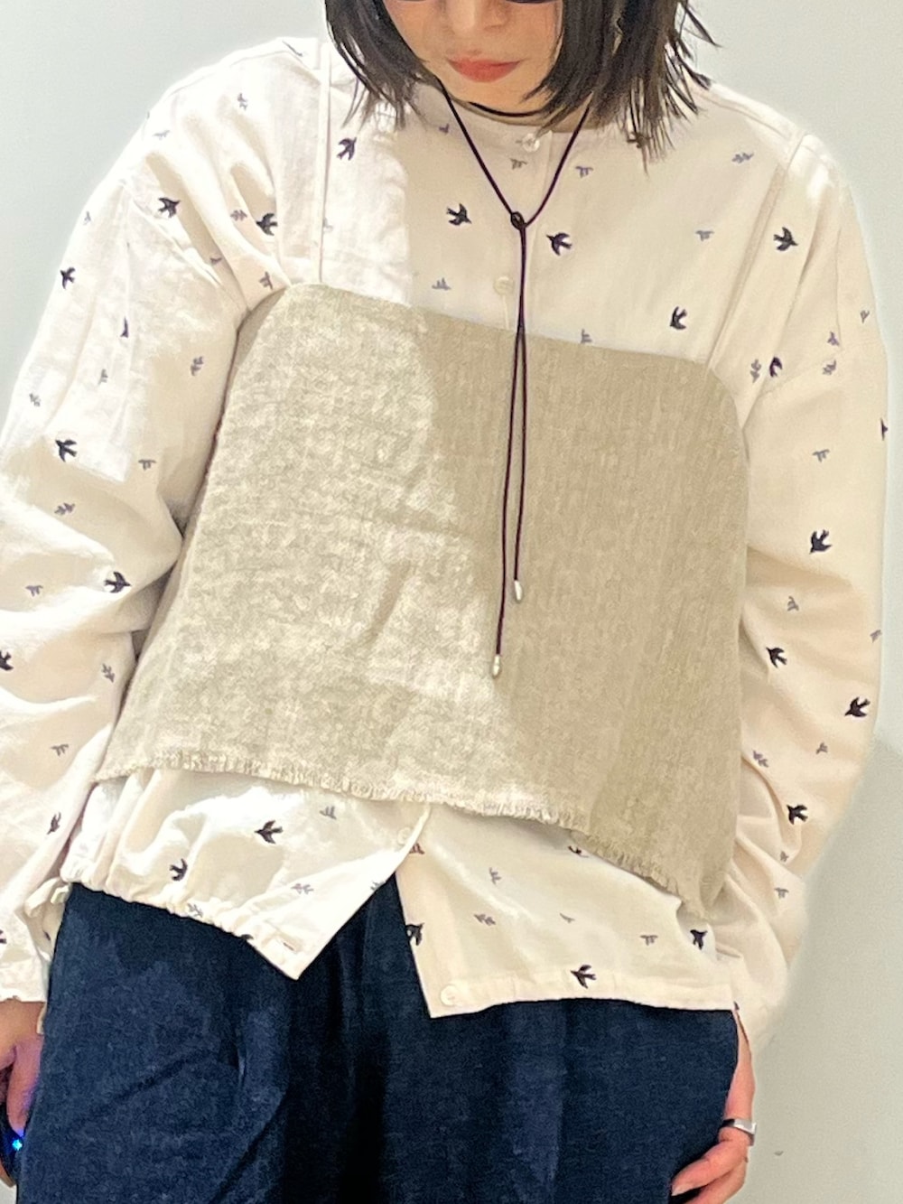 ブルー系のその他パンツ、イエロー系のローファー、ベージュ系のその他トップスを着用したレディースの春コーディネートの3枚目の写真
