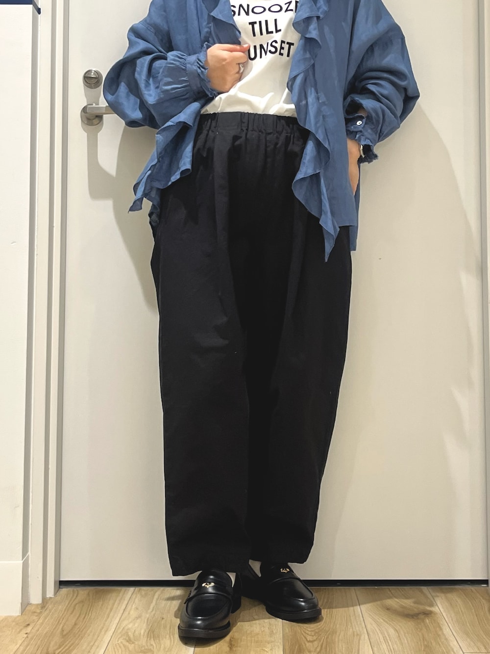 ブルー系のシャツ/ブラウス、ホワイト系のTシャツ/カットソー、グレー系のトートバッグを着用したレディースの夏コーディネートの6枚目の写真