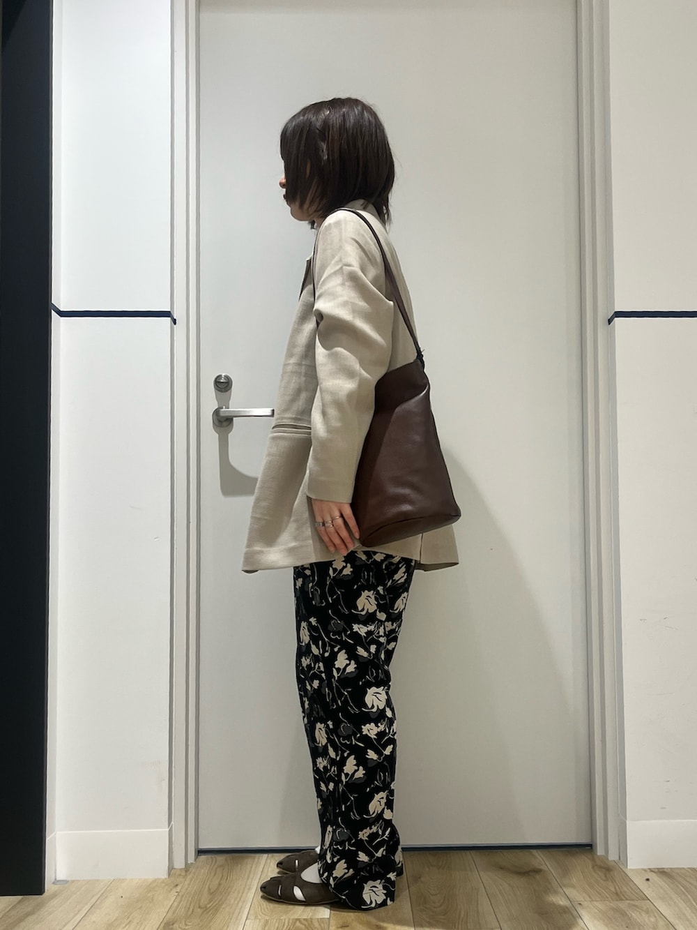 ブラック系のその他パンツ、ブラウン系のパンプス、ベージュ系のその他アウターを着用したレディースの春コーディネートの3枚目の写真