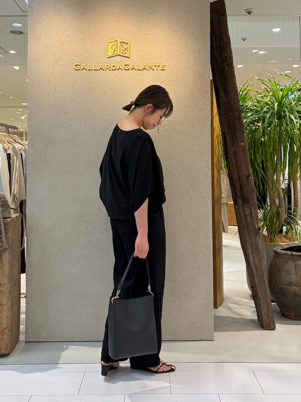 ブラック系のシャツ/ブラウス、ブラック系のその他パンツ、ブラック系のサンダルを着用したレディースの春コーディネートの2枚目の写真