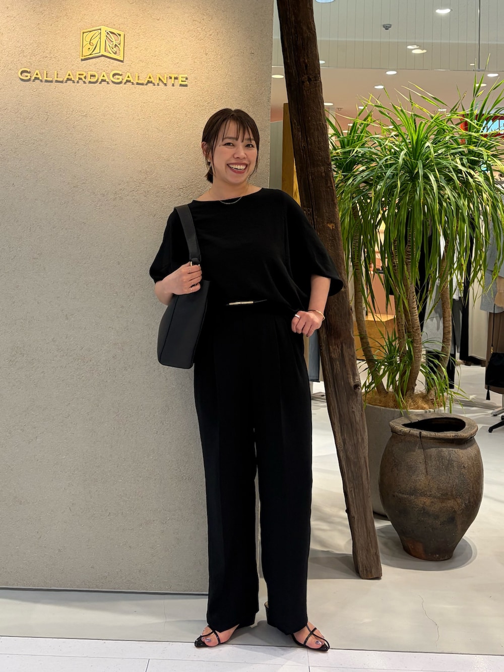 ブラック系のシャツ/ブラウス、ブラック系のその他パンツ、ブラック系のサンダルを着用したレディースの春コーディネートの4枚目の写真