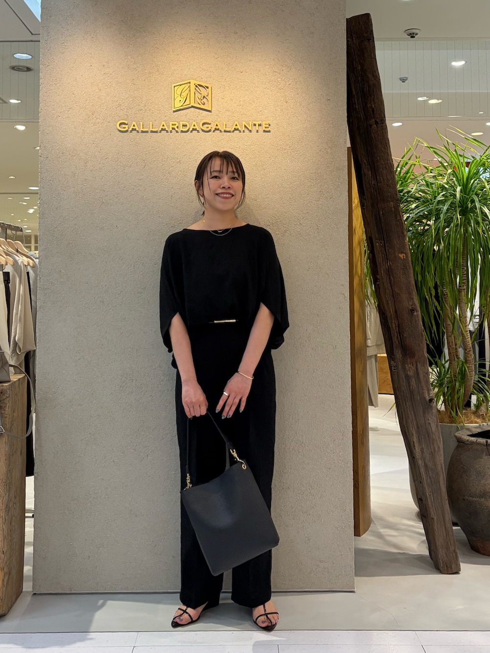 ブラック系のシャツ/ブラウス、ブラック系のその他パンツ、ブラック系のサンダルを着用したレディースの春コーディネートの3枚目の写真