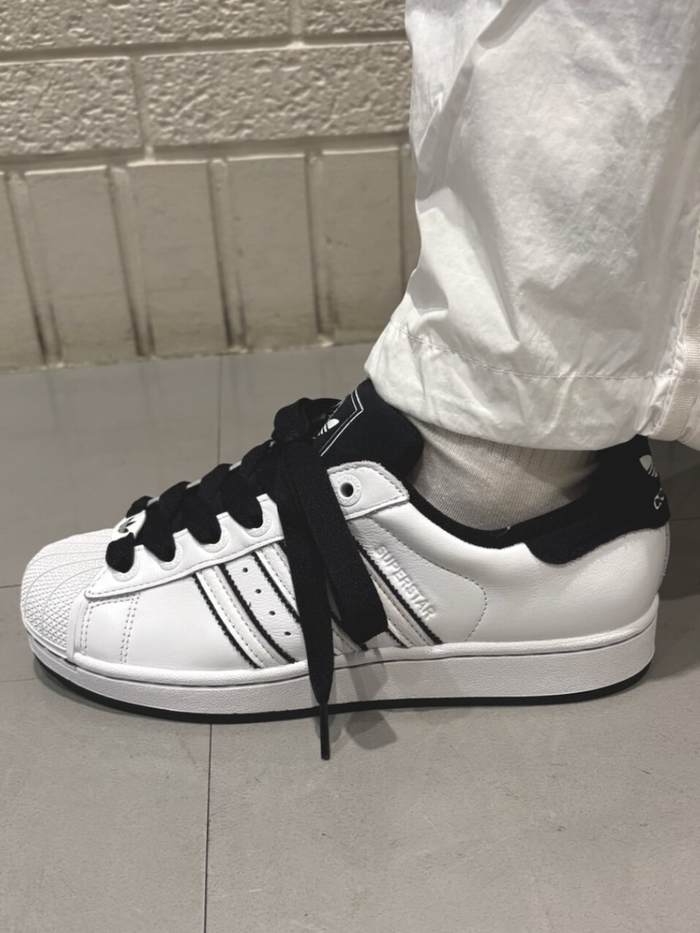「adidas、adidas originals、adidas superstar、アディダス、アディダスオリジナルス、アディダススニーカー」｜「adidasのスリーストライプス ウーブン パラシュートパンツ（パンツ、ホワイト系）」を使った、Lunaさん（レディース・164cm）の春コーディネートの4枚目の写真