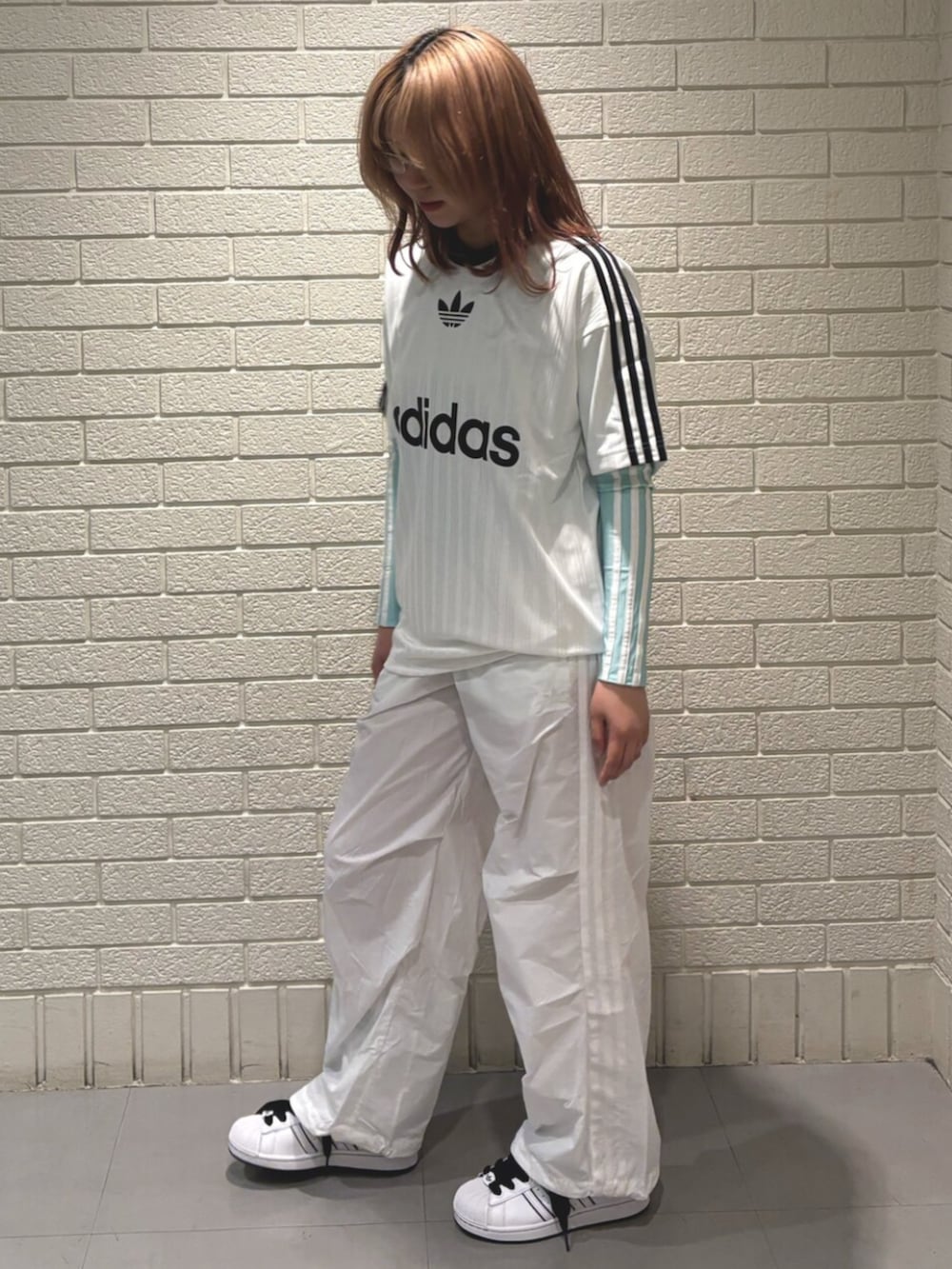 「adidas、adidas originals、adidas superstar、アディダス、アディダスオリジナルス、アディダススニーカー」｜「adidasのスリーストライプス ウーブン パラシュートパンツ（パンツ、ホワイト系）」を使った、Lunaさん（レディース・164cm）の春コーディネートの2枚目の写真