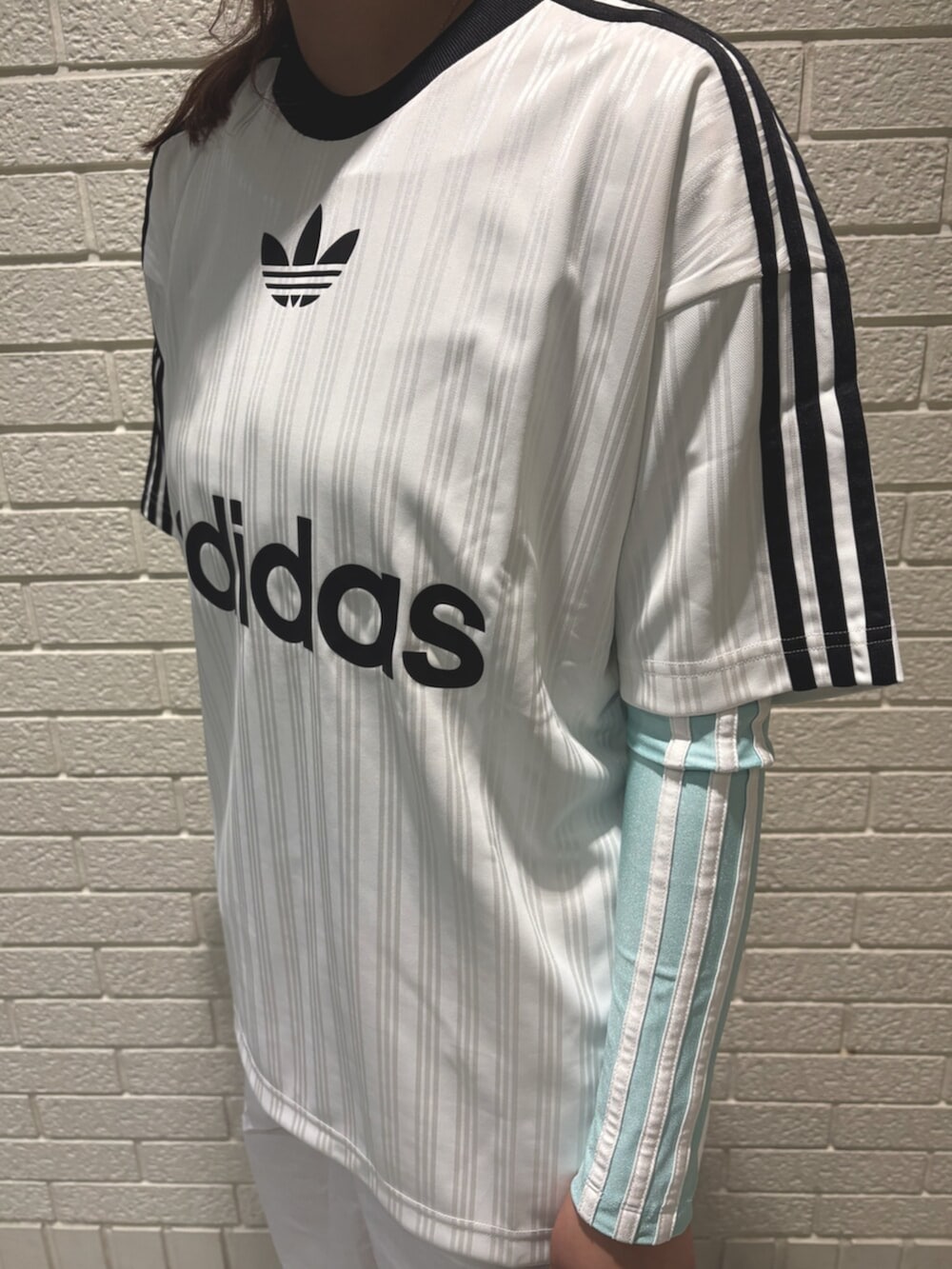 「adidas、adidas originals、adidas superstar、アディダス、アディダスオリジナルス、アディダススニーカー」｜「adidasのスリーストライプス ウーブン パラシュートパンツ（パンツ、ホワイト系）」を使った、Lunaさん（レディース・164cm）の春コーディネートの3枚目の写真