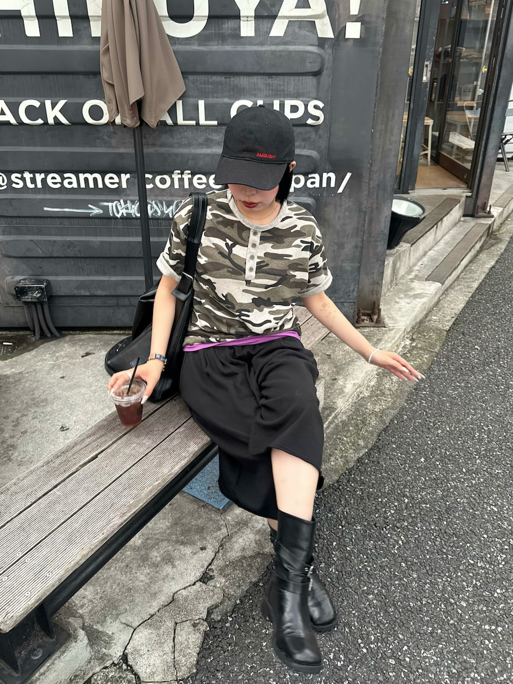 ブラック系のショルダーバッグを着用したレディースの夏コーディネートの4枚目の写真