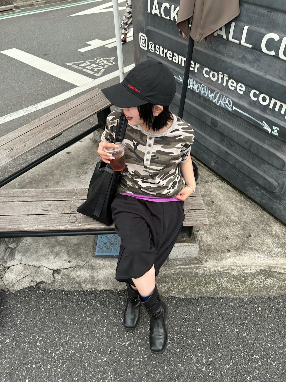 ブラック系のショルダーバッグを着用したレディースの夏コーディネートの3枚目の写真