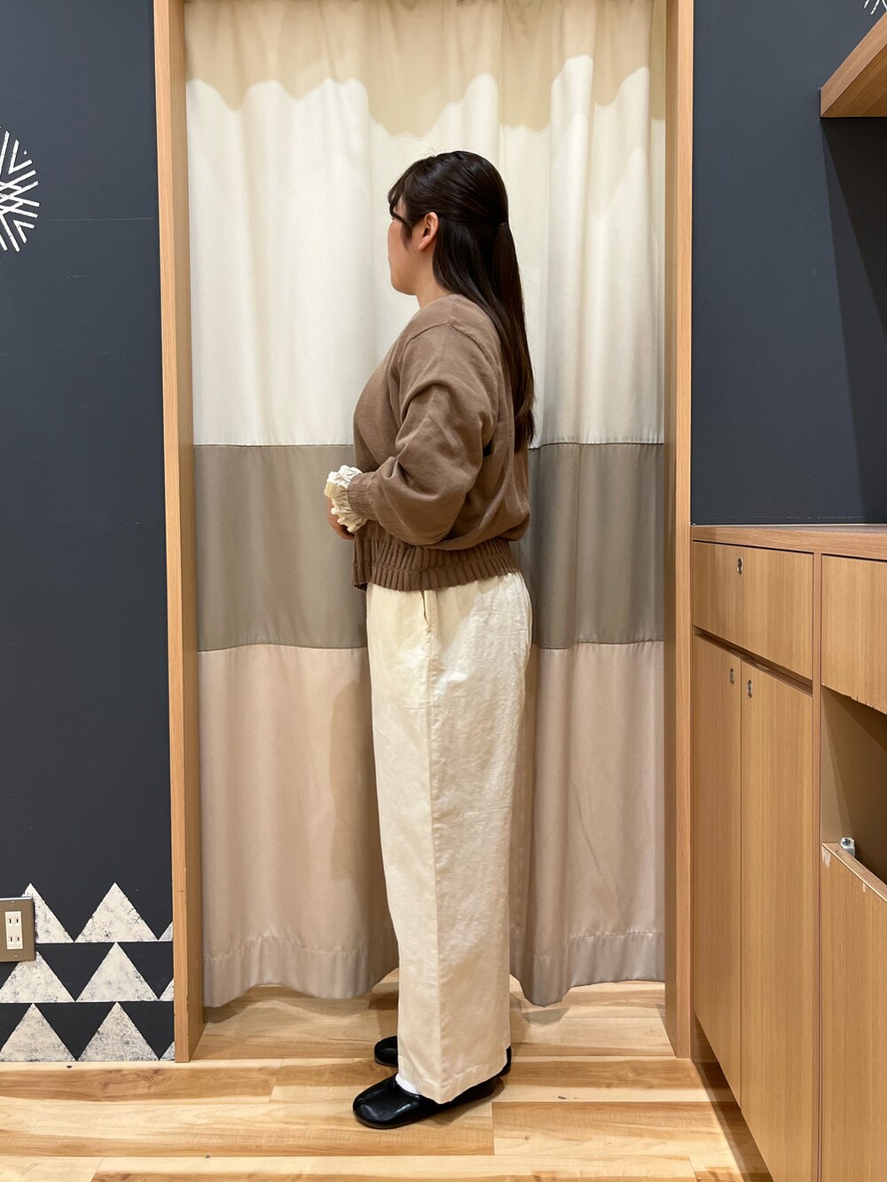 「Samansa Mos2、サマンサ モスモス(Samansa Mos2)、SM2、淡色コーデ、カーディガン、パンツスタイル、お出かけコーデ、大人カジュアル、休日スタイル、シンプルコーデ、春コーデ、大人かわいい、ゆべしコラボ」|「Samansa Mos2の【ゆべし×Samansa Mos2】つけ襟ブラウス(シャツ/ブラウス、ホワイト系)」を使った、たむらちはるさん(レディース・160cm)の春コーディネートの2枚目の写真