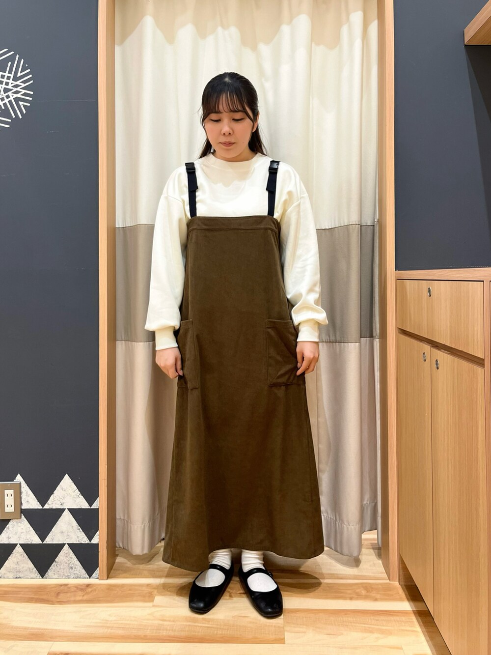 ブラウン系のワンピース、ホワイト系のその他アウター、ホワイト系のTシャツ/カットソーを着用したレディースの冬コーディネートの4枚目の写真