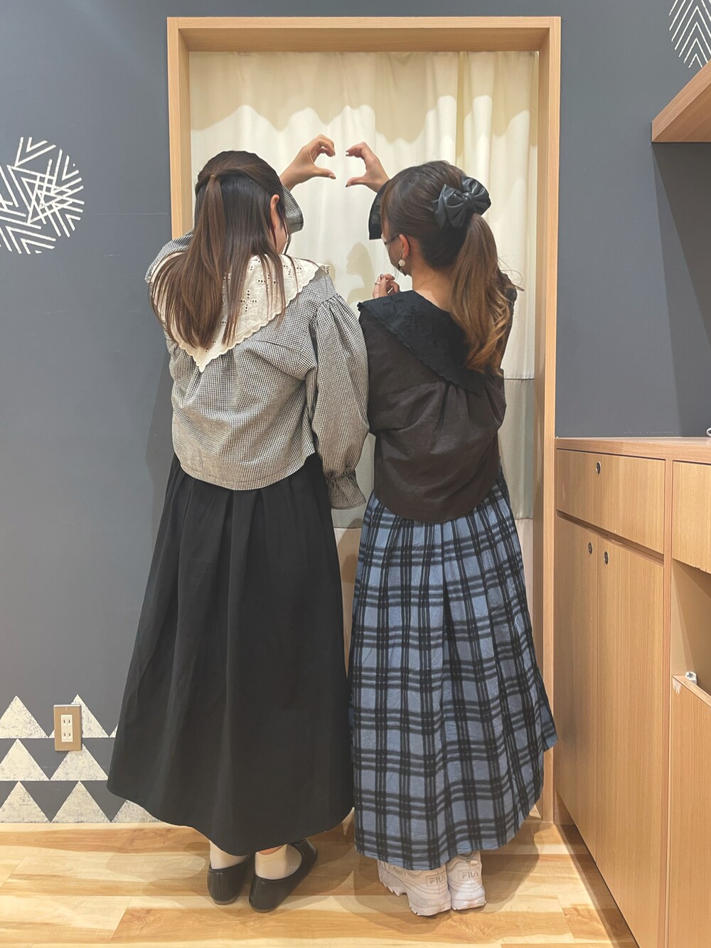 「Samansa Mos2、サマンサ モスモス(Samansa Mos2)、ワンピース、ジャケット、レイヤードスタイル、双子コーデ、今日のコーデ、秋服まるっと大公開、秋コーデ、大人ガーリー、大人かわいい、シンプルスタイル、ブラック、ブルー」|「Samansa Mos2の前後着チャーチワンピース(ワンピース、ブラック系)」を使った、たむらちはるさん(レディース・160cm)の秋コーディネートの2枚目の写真