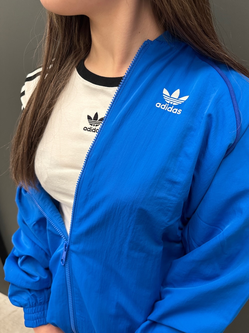 ブラック系のその他パンツ、ホワイト系のTシャツ/カットソー、ホワイト系のスニーカーを着用したレディースの冬コーディネートの3枚目の写真