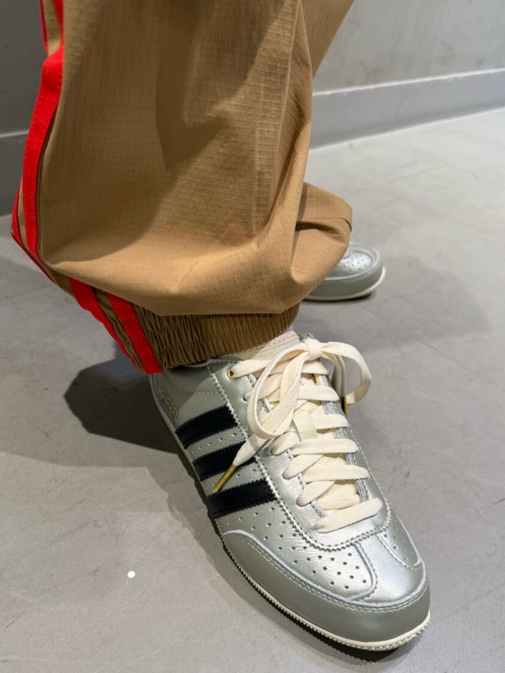 ブラウン系のその他パンツ、グレー系のスニーカー、ブラック系のショルダーバッグを着用したレディースの夏コーディネートの4枚目の写真