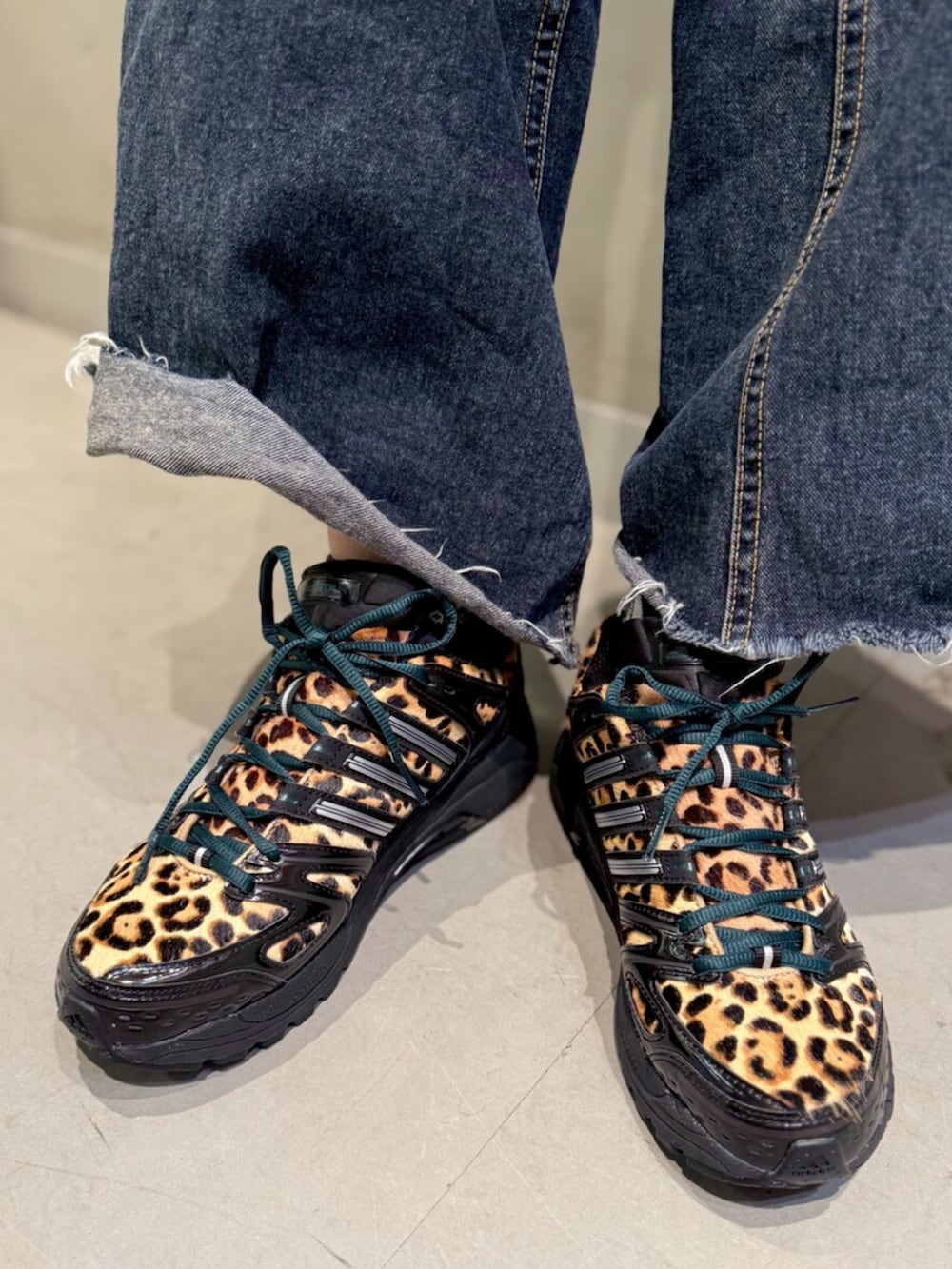 ブラック系のTシャツ/カットソー、グリーン系のスニーカー、ブラウン系のショルダーバッグを着用したレディースの冬コーディネートの4枚目の写真