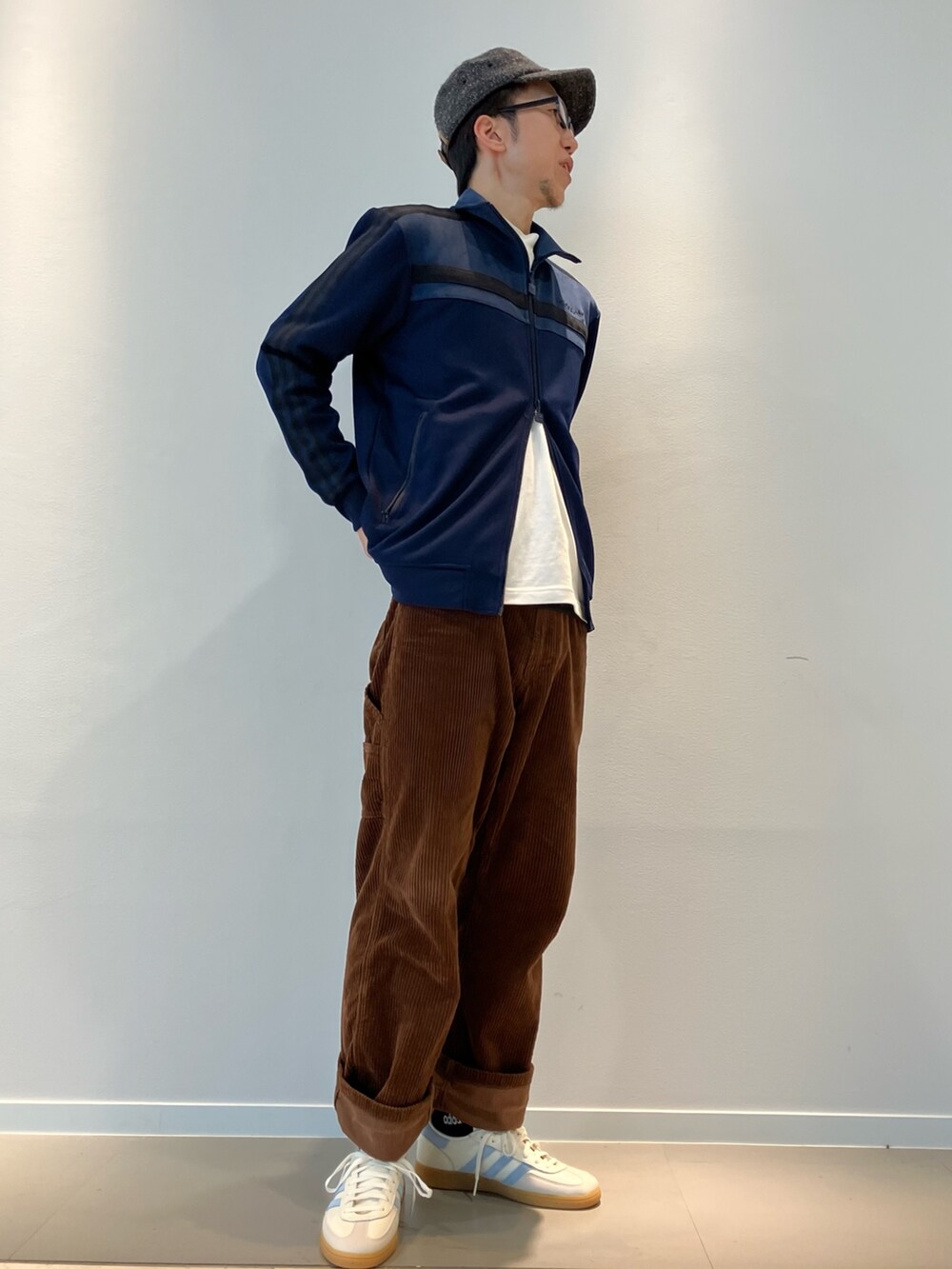 「スニーカー、adidas、ジャージ、アディダス、adidas originals、トラックジャケット、アディダスオリジナルス、トラックトップ、ハンドボールスペツィアル」｜「adidasのプレミアム トラックトップ トラックジャケット / アディダスオリジナルス adidas Originals（ジャージ、ブルー系）」を使った、SKさん（メンズ・178cm）の冬コーディネートの2枚目の写真