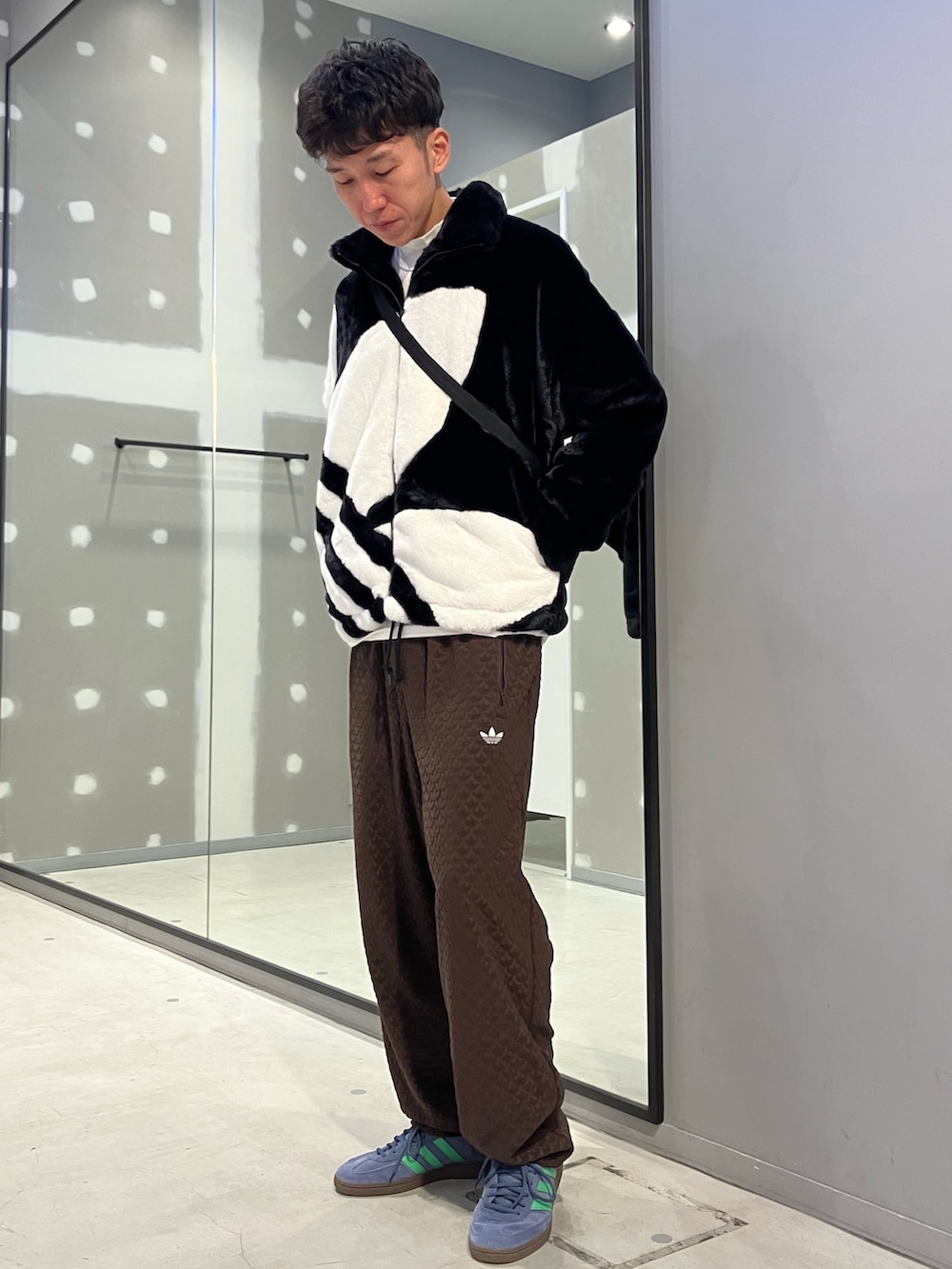 「スニーカー、アウター、ショルダーバッグ、adidas、ジャージ、ファージャケット、トラックパンツ、adidas originals、モノグラム、ハンドボールスペツィアル」｜「adidasのファートラックジャケット / アディダスオリジナルス adidas Originals（ブルゾン、ブラック系）」を使った、SKさん（メンズ・178cm）の冬コーディネートの2枚目の写真
