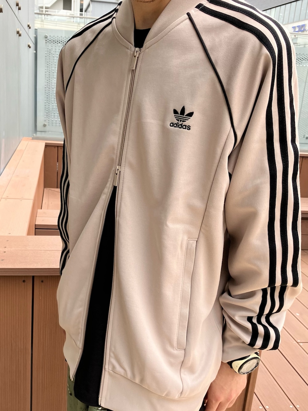 【新品】adidas オーバーサイズ トラックジャケット　ベージュ SK(アディダス ブランドコアストア あべのHOOP)｜adidasのジャージを