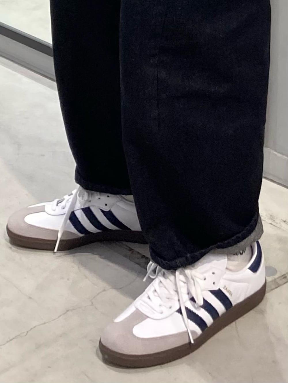 「デニム、ネイビー、adidas、アディダス、adidas originals、シンプルコーデ、トラックジャケット、サンバ、ベッケンバウアー、samba」｜「adidasのアディカラー クラシックス ベッケンバウアー トラックトップ（ジャージ） / アディダスオリジナルス adidas Originals（ジャージ、ブルー系）」を使った、SKさん（メンズ・178cm）の冬コーディネートの2枚目の写真