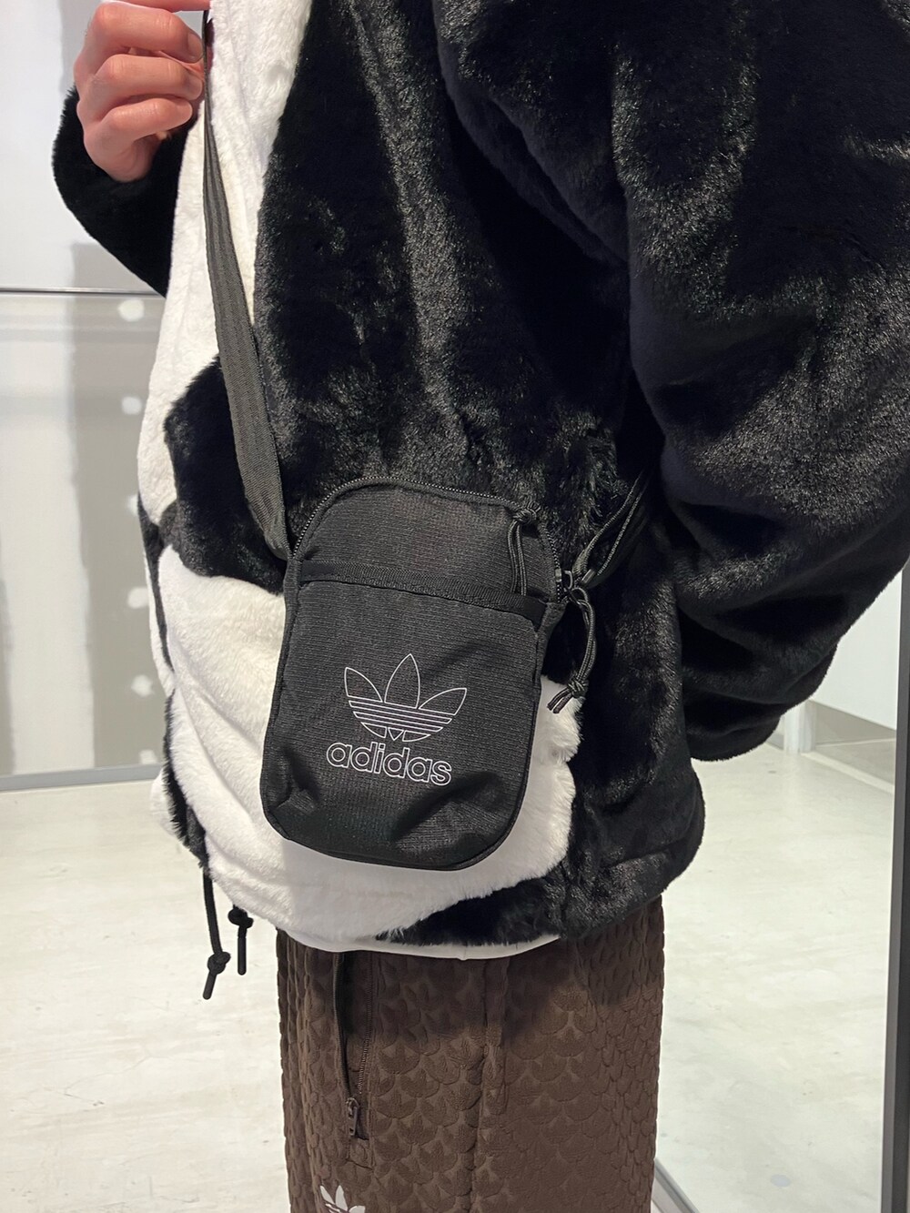 「スニーカー、アウター、ショルダーバッグ、adidas、ジャージ、ファージャケット、トラックパンツ、adidas originals、モノグラム、ハンドボールスペツィアル」｜「adidasのファートラックジャケット / アディダスオリジナルス adidas Originals（ブルゾン、ブラック系）」を使った、SKさん（メンズ・178cm）の冬コーディネートの4枚目の写真