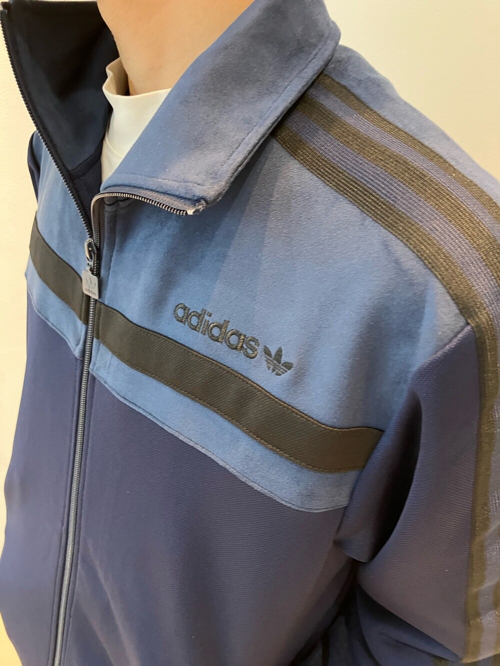 「スニーカー、adidas、ジャージ、アディダス、adidas originals、トラックジャケット、アディダスオリジナルス、トラックトップ、ハンドボールスペツィアル」｜「adidasのプレミアム トラックトップ トラックジャケット / アディダスオリジナルス adidas Originals（ジャージ、ブルー系）」を使った、SKさん（メンズ・178cm）の冬コーディネートの4枚目の写真