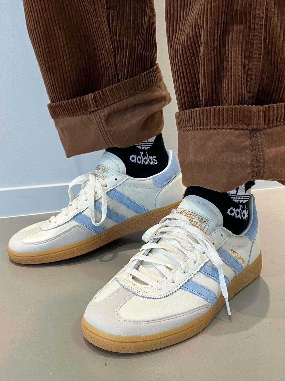 「スニーカー、adidas、ジャージ、アディダス、adidas originals、トラックジャケット、アディダスオリジナルス、トラックトップ、ハンドボールスペツィアル」｜「adidasのプレミアム トラックトップ トラックジャケット / アディダスオリジナルス adidas Originals（ジャージ、ブルー系）」を使った、SKさん（メンズ・178cm）の冬コーディネートの5枚目の写真