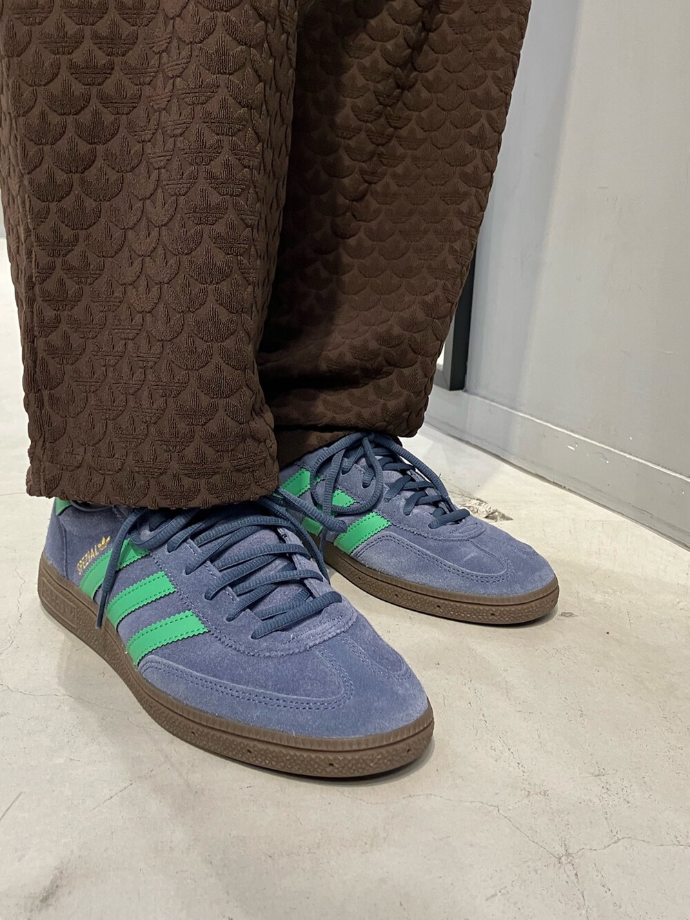 「スニーカー、アウター、ショルダーバッグ、adidas、ジャージ、ファージャケット、トラックパンツ、adidas originals、モノグラム、ハンドボールスペツィアル」｜「adidasのファートラックジャケット / アディダスオリジナルス adidas Originals（ブルゾン、ブラック系）」を使った、SKさん（メンズ・178cm）の冬コーディネートの6枚目の写真