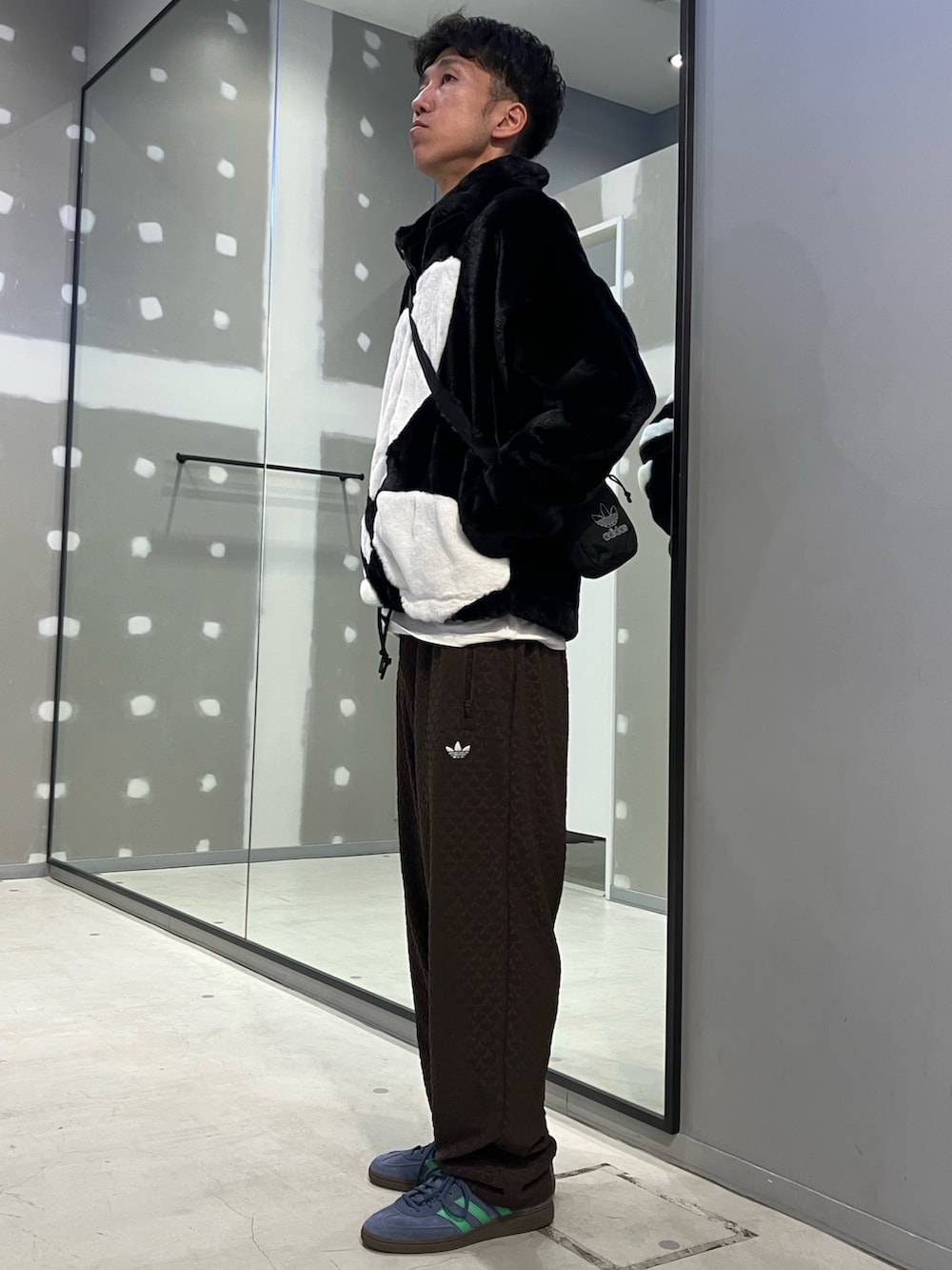 「スニーカー、アウター、ショルダーバッグ、adidas、ジャージ、ファージャケット、トラックパンツ、adidas originals、モノグラム、ハンドボールスペツィアル」｜「adidasのファートラックジャケット / アディダスオリジナルス adidas Originals（ブルゾン、ブラック系）」を使った、SKさん（メンズ・178cm）の冬コーディネートの3枚目の写真