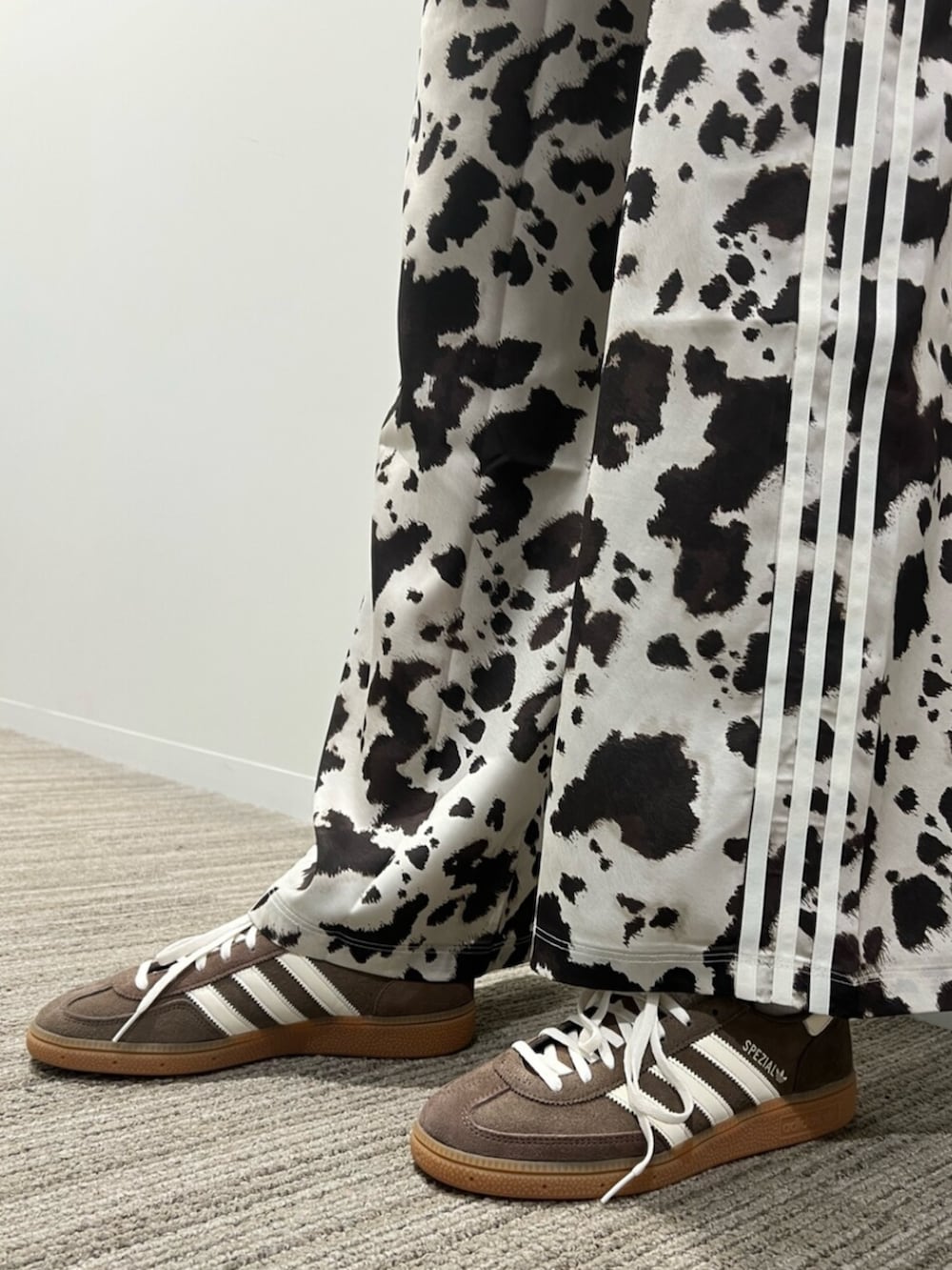 ブルー系のジャージ、ホワイト系のその他パンツ、ブラウン系のスニーカーを着用したレディースの冬コーディネートの4枚目の写真