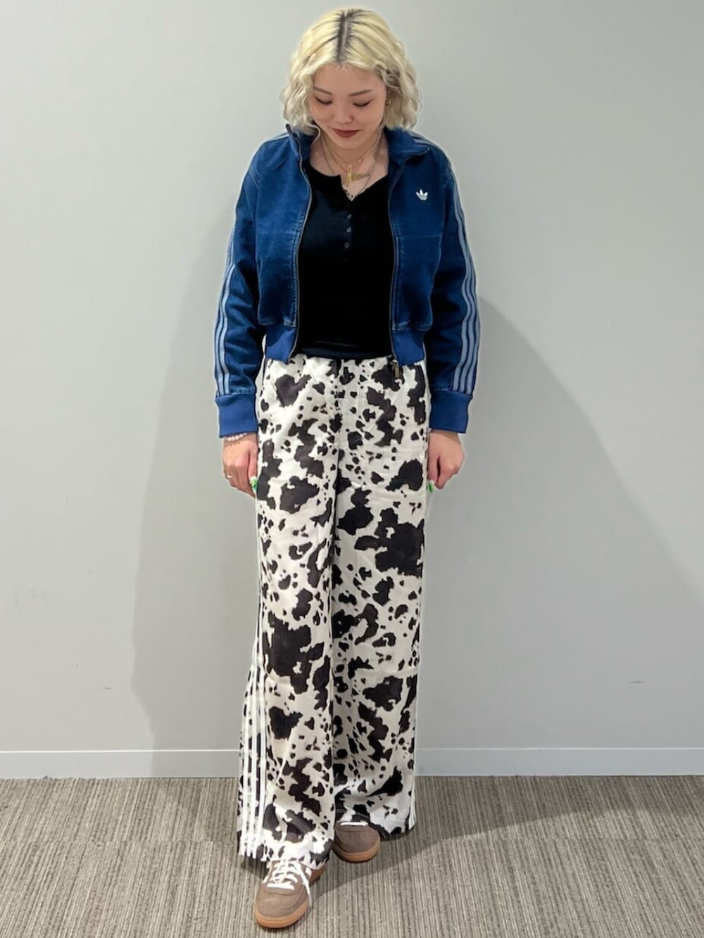 ブルー系のジャージ、ホワイト系のその他パンツ、ブラウン系のスニーカーを着用したレディースの冬コーディネートの2枚目の写真