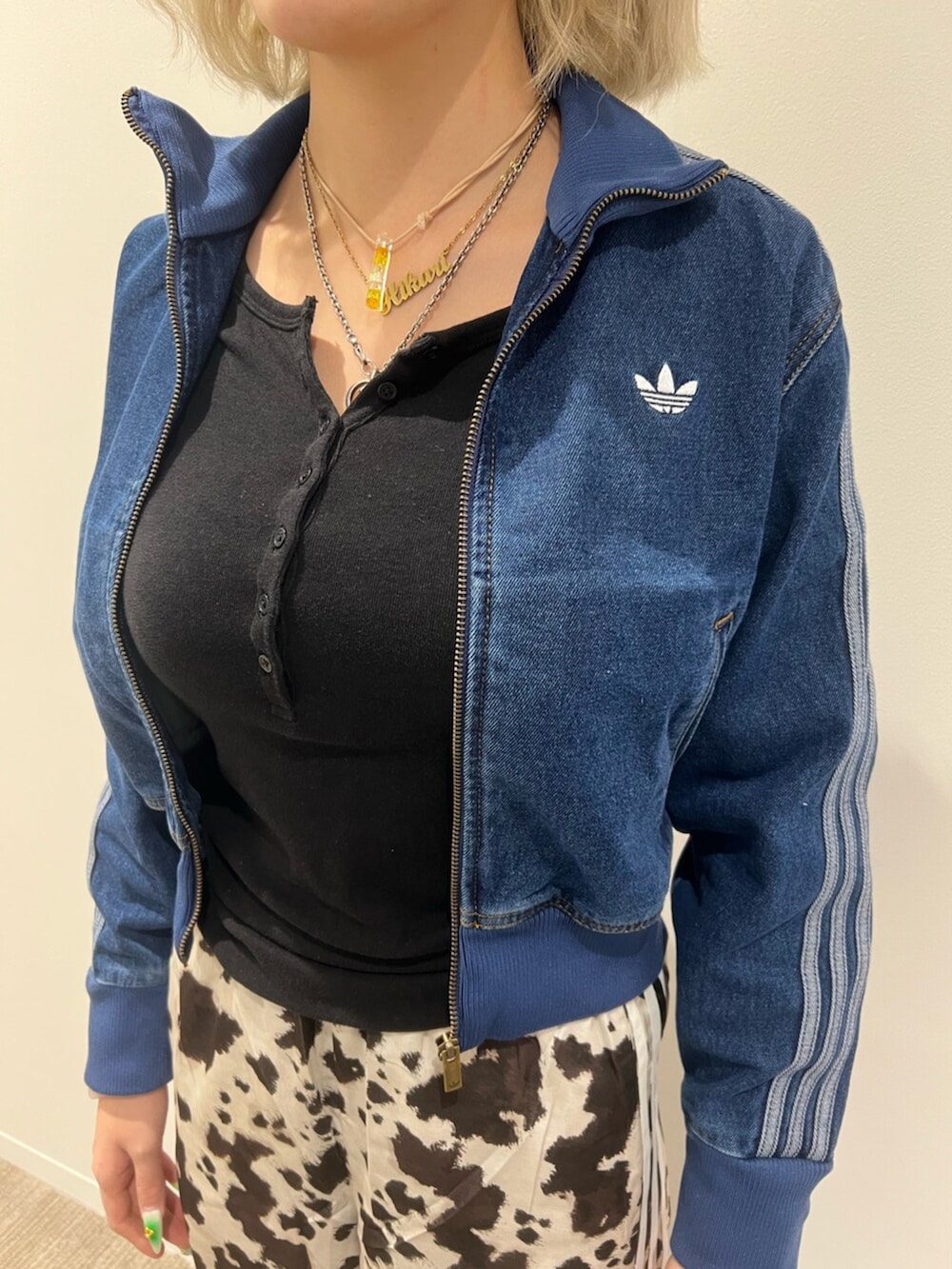 ブルー系のジャージ、ホワイト系のその他パンツ、ブラウン系のスニーカーを着用したレディースの冬コーディネートの3枚目の写真