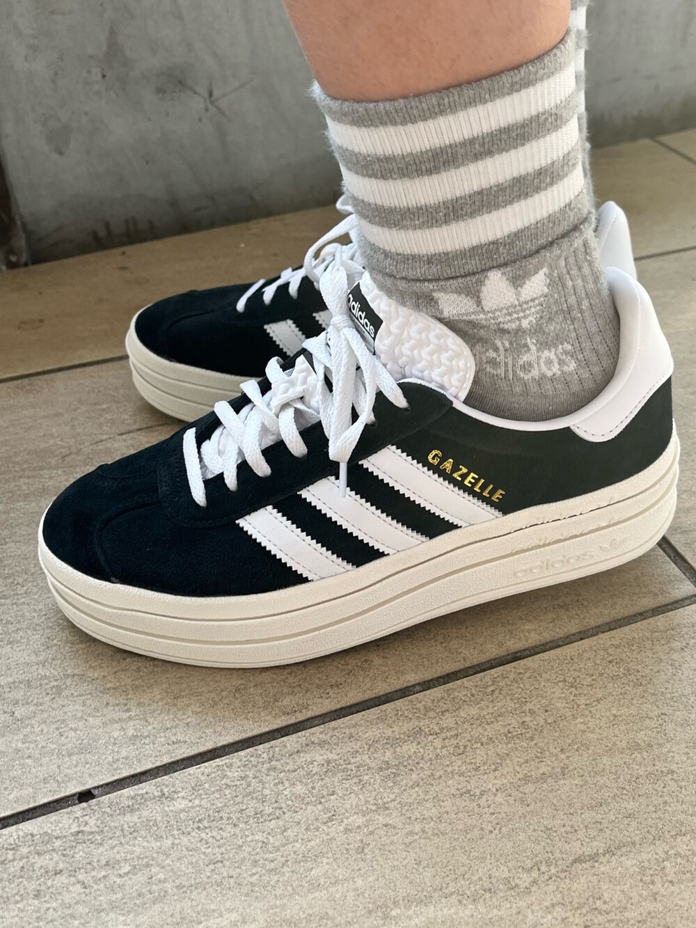 「スニーカー、デニム、Tシャツ、adidas、adidas originals、デニムショーツ、クロップドトップス、厚底スニーカー、ガゼル、クセニア・シュナイダー」｜「adidasのガゼルボールド / Gazelle Bold / 厚底スニーカー / アディダスオリジナルス adidas Originals（スニーカー、ブラック系）」を使った、Akariさん（レディース・169cm）の春コーディネートの4枚目の写真