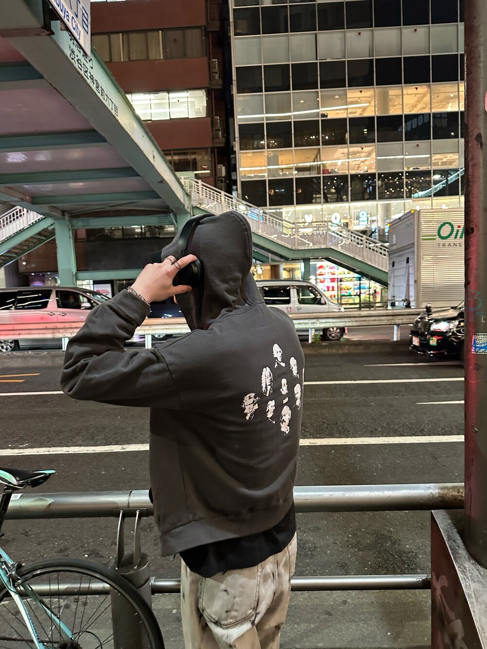 「春服、休日スタイル、大人カジュアル、春アウター、メンズファッション、デニムコーデ、パーカー、いいね、save、フォローお願いします🤑」｜「tk.TAKEO KIKUCHIのK'Project by Aoi Composer Face Print Hoodie（パーカー、グレー系）」を使った、SHOさん（メンズ・178cm）の春コーディネートの2枚目の写真