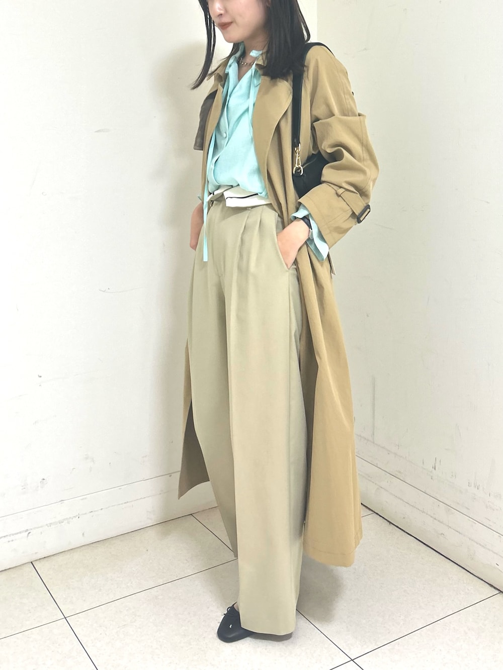 ブラック系のショルダーバッグ、グリーン系のシャツ/ブラウス、ベージュ系のその他パンツを着用したレディースの春コーディネートの3枚目の写真