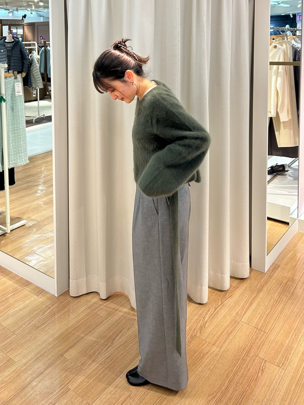 グリーン系のニット/セーターを着用したレディースの冬コーディネートの4枚目の写真