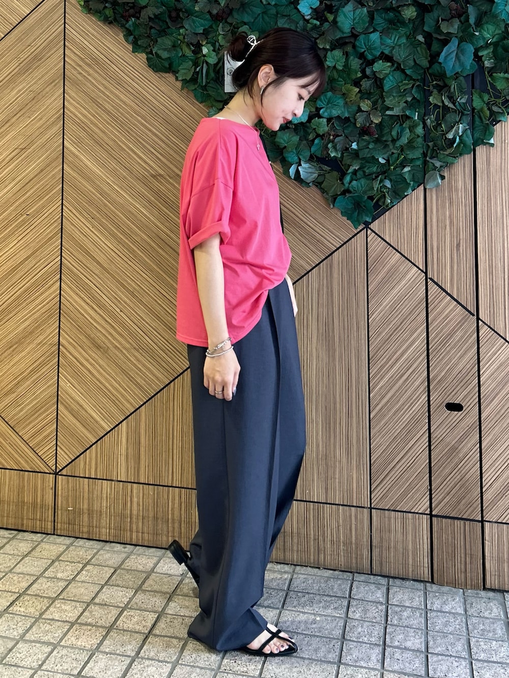 グレー系のその他パンツ、ピンク系のTシャツ/カットソー、シルバー系のチャームを着用したレディースの夏コーディネートの5枚目の写真