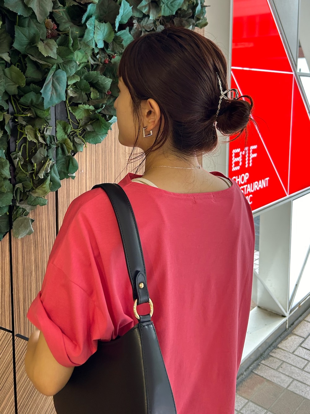 グレー系のその他パンツ、ピンク系のTシャツ/カットソー、シルバー系のチャームを着用したレディースの夏コーディネートの7枚目の写真