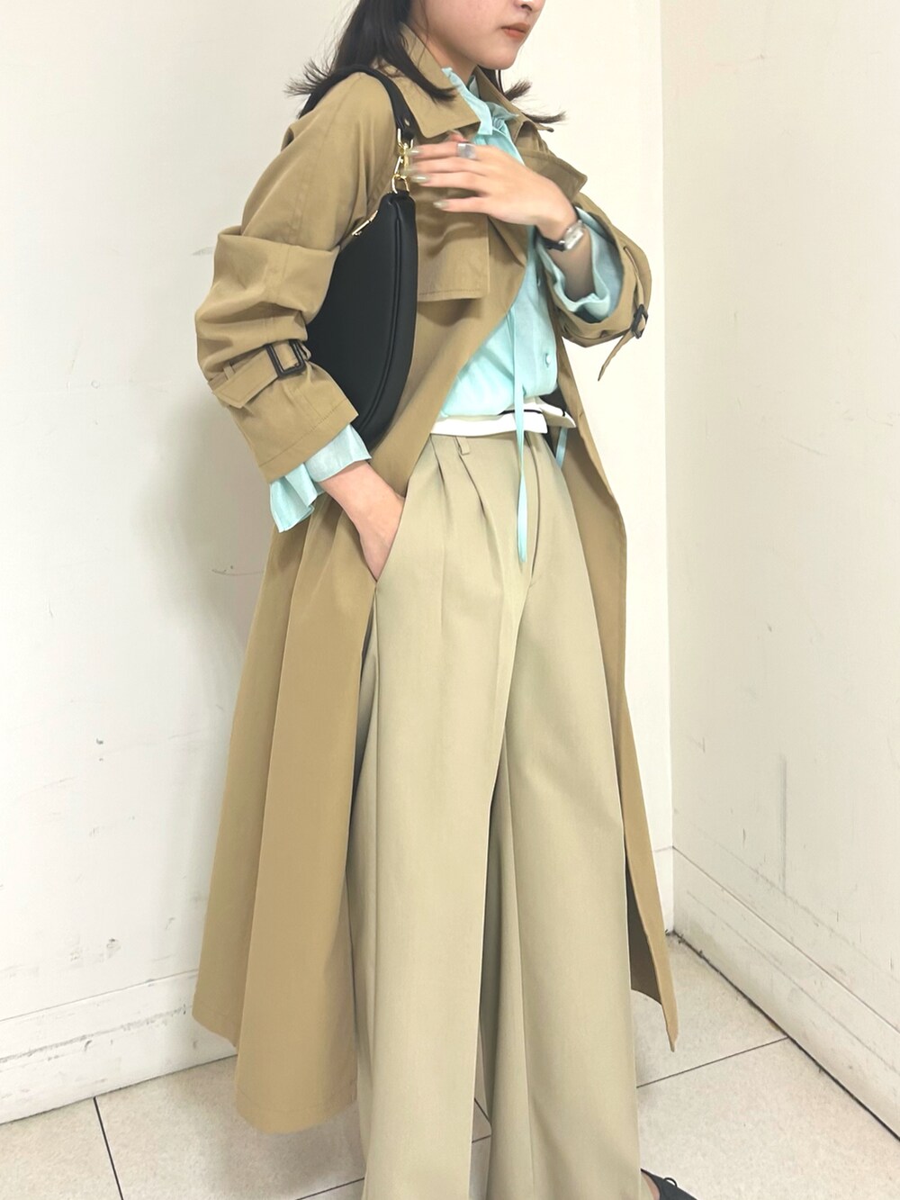 ブラック系のショルダーバッグ、グリーン系のシャツ/ブラウス、ベージュ系のその他パンツを着用したレディースの春コーディネートの4枚目の写真