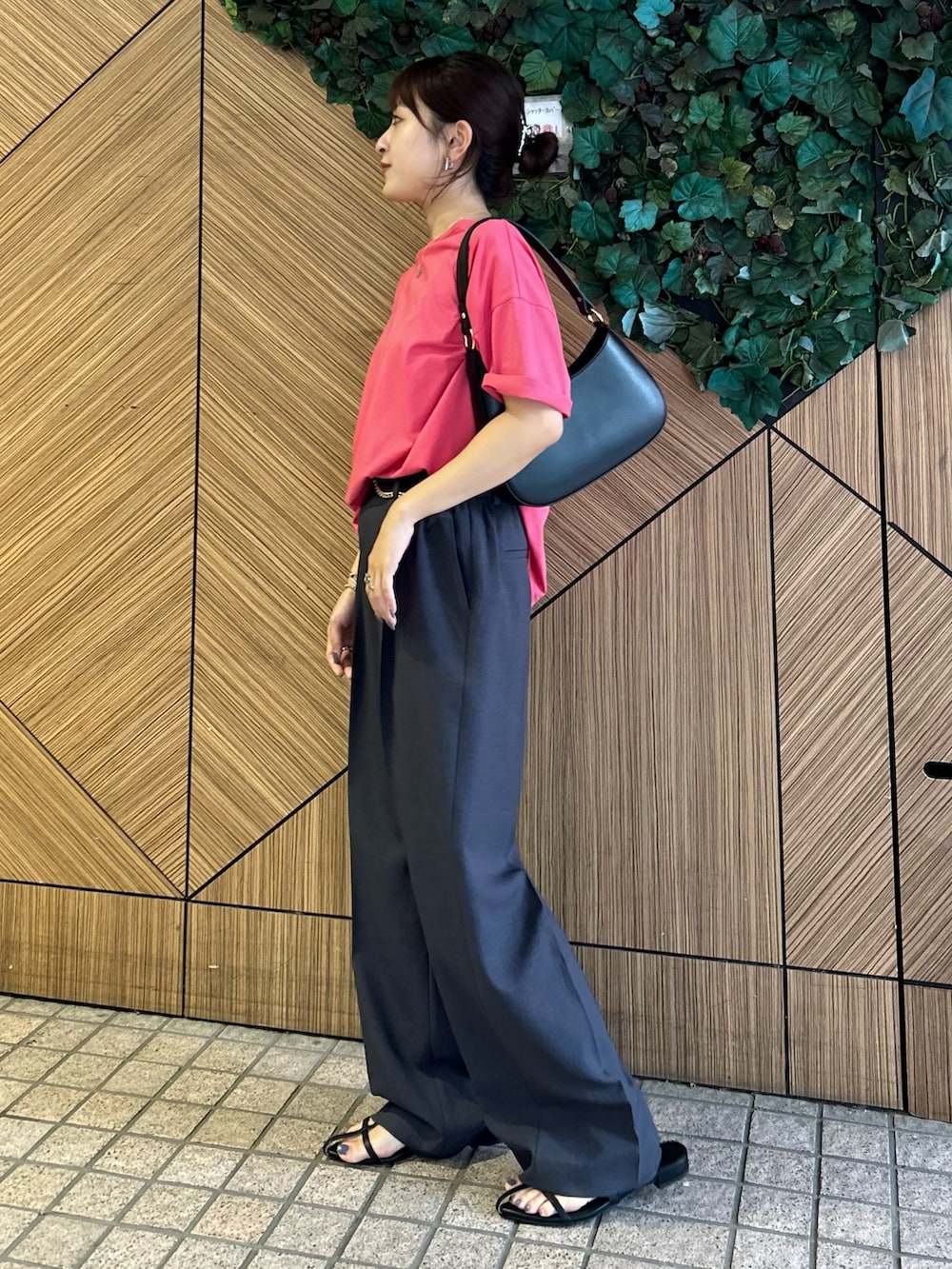 グレー系のその他パンツ、ピンク系のTシャツ/カットソー、シルバー系のチャームを着用したレディースの夏コーディネートの3枚目の写真