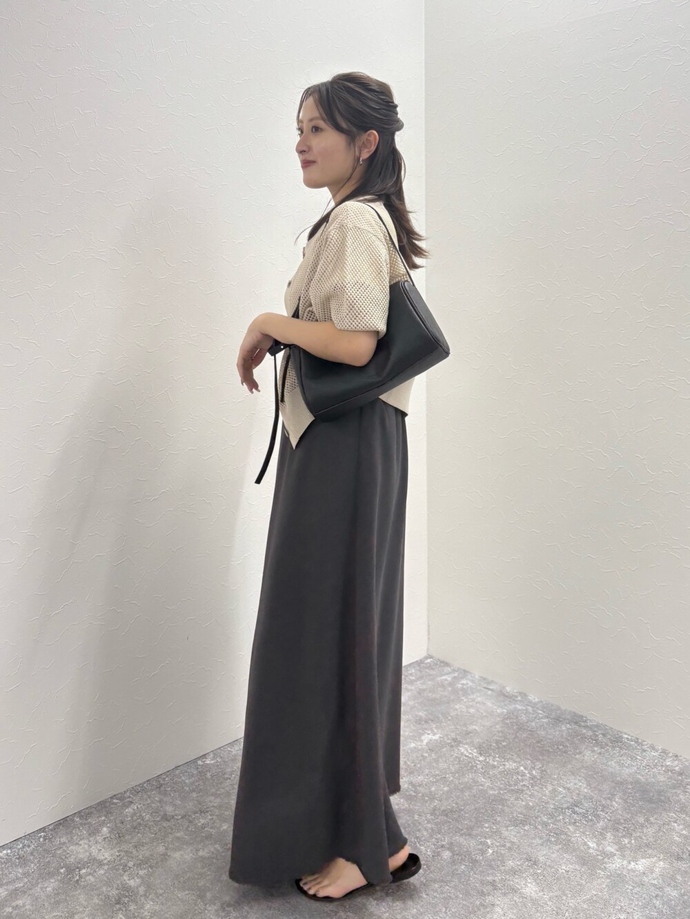 ベージュ系のカーディガン/ボレロ、ホワイト系のTシャツ/カットソー、グレー系のスカートを着用したレディースの秋コーディネートの3枚目の写真