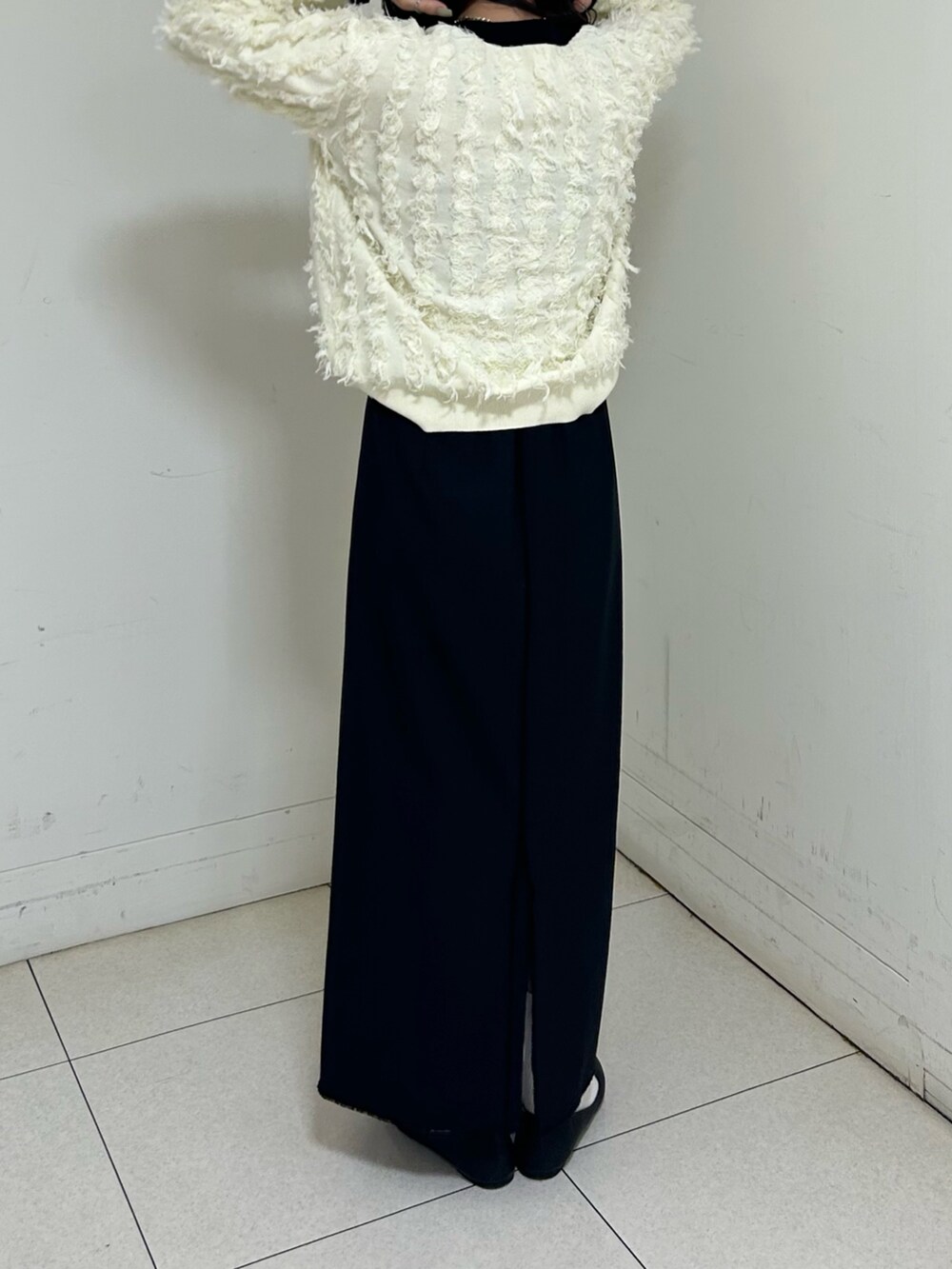 ホワイト系のカーディガン/ボレロ、ブラック系のスカートを着用したレディースの春コーディネートの3枚目の写真