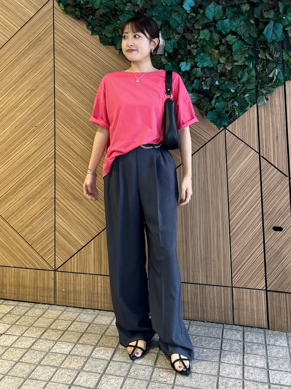 グレー系のその他パンツ、ピンク系のTシャツ/カットソー、シルバー系のチャームを着用したレディースの夏コーディネートの2枚目の写真